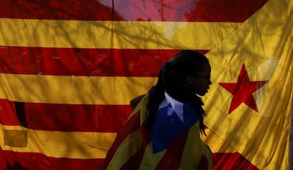 Una mujer envuelta en una estelada en Barcelona el 24 de septiembre.