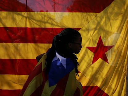 Una mujer envuelta en una estelada en Barcelona el 24 de septiembre.