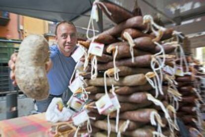 Embutidos tradicionales en el mercado sabatino de La Seu d'Urgell (Lleida).