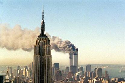 11 de septiembre de 2001. Las Torres Gemelas de Nueva York arden detrás del Empire State.