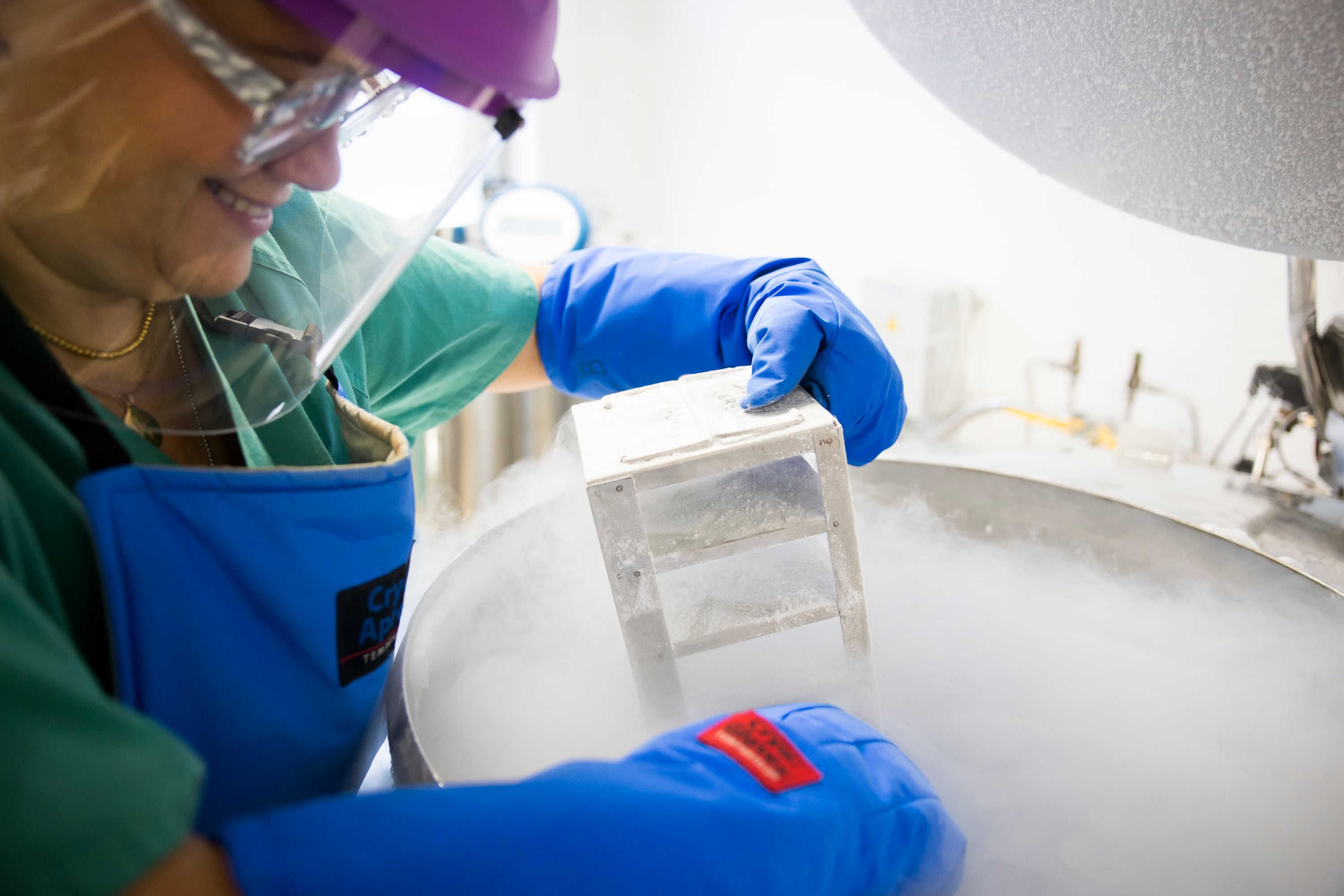 Una técnica especialista en anatomía patológica extrae materiales conservados en uno de los tanques que conservan durante años donaciones humanas criogenizadas.