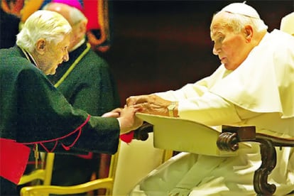 Juan Pablo II saluda al entonces cardenal Joseph Ratzinger durante un encuentro con obispos en octubre de 2003.