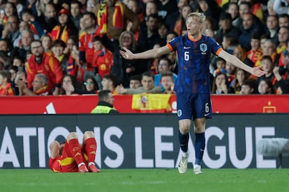 El defensa de Países Bajos Jan Paul van Hecke, gesticula durante el partido de vuelta de los cuartos de final de la Liga de Naciones que las selecciones de España y Países Bajos.
