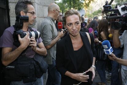 Carme Chacón, secretaria de Relaciones Internacionales del PSOE llegando a la capilla ardiente.