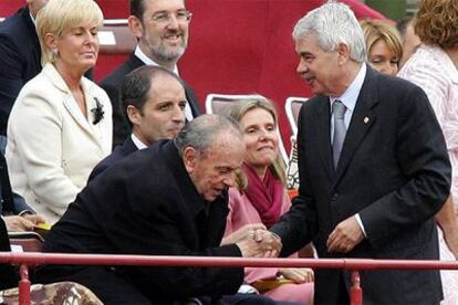 Manuel Fraga (a la izquierda), presidente de la Xunta, saluda a Pasqual Maragall, presidente de la Generalitat.