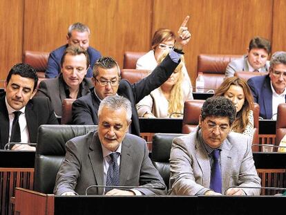 En primer t&eacute;rmino, Jos&eacute; Antonio Gri&ntilde;&aacute;n, Diego Valderas y Susana D&iacute;az, durante una votaci&oacute;n el pasado 23 de mayo en el Parlamento. 