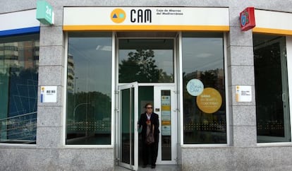 Un cliente sale de una oficina de la CAM.