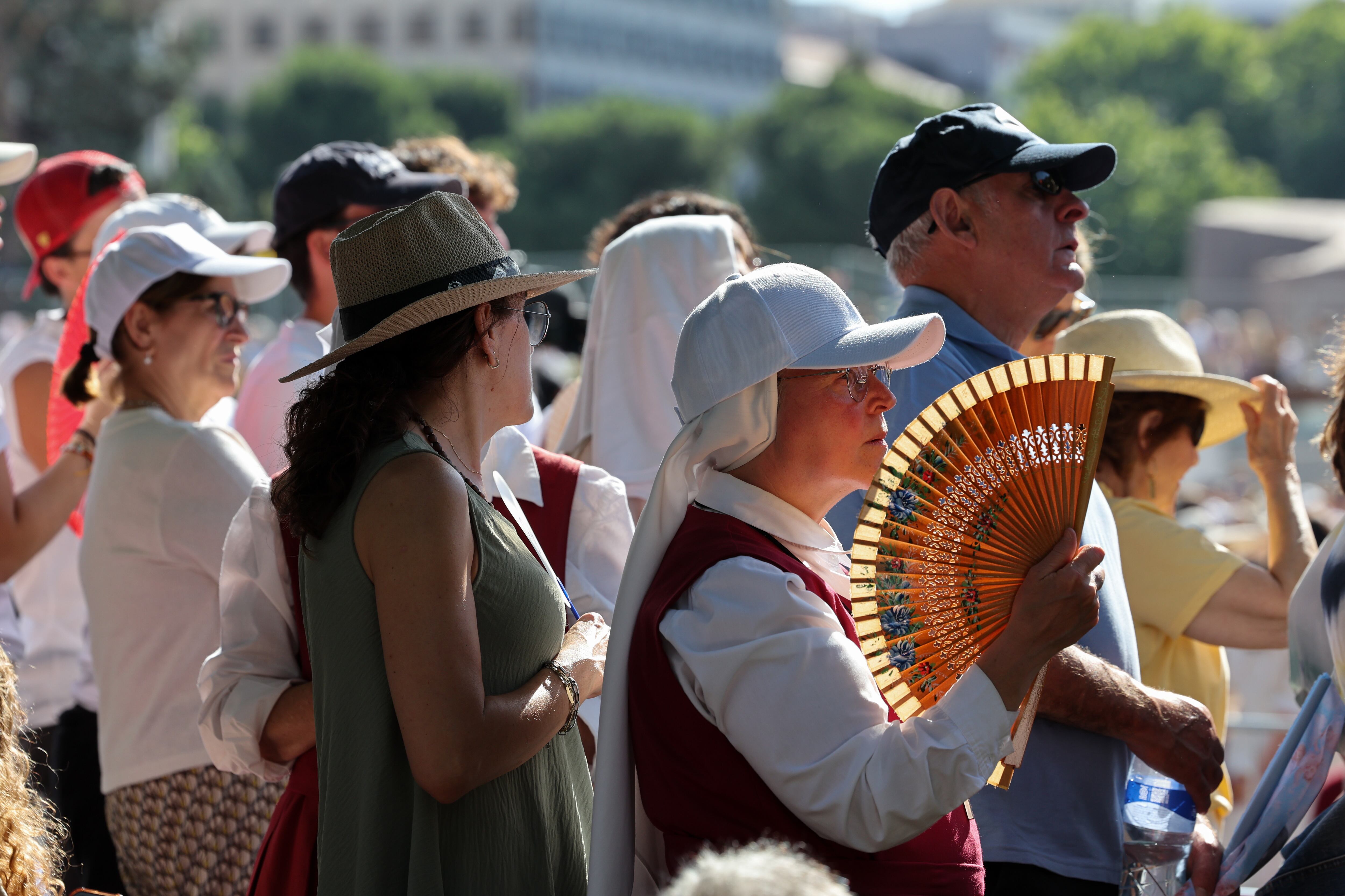 Fieles en el entorno de la plaza de Cibeles durante la misa del Papa, este domingo.