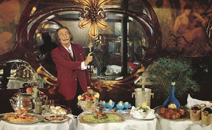 Salvador Dal&iacute;, en una de las fotograf&iacute;as de su libro de recetas. 