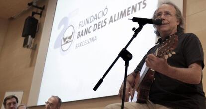 Serrat, durante su actuación durante el acto de los 25 años del Banco de Alimentos.