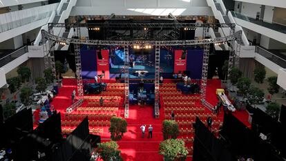 Preparativos en el escenario del primer debate presidencial, en Cleveland, Ohio, este lunes.