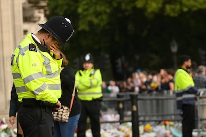 Un oficial de policía muestra su tristeza mientras hace guardia frente al palacio de Buckingham, este viernes. Tras la muerte de su madre, la reina Isabel II de Inglaterra, su heredero, Carlos III, comienza este viernes sus actos oficiales como nuevo jefe del Estado británico.