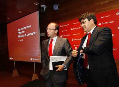 Juan M. Cendoya (izquierda) y José Antonio Álvarez, directores generales del Santander.