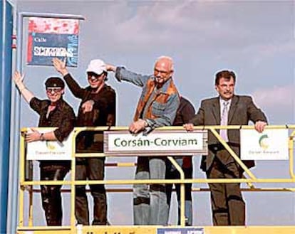 Tres de los componentes de Scorpions, junto al alcalde de Leganés, José Luis Pérez Ráez.