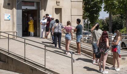 Cua de persones en el CUAP Prat de la Riba de Lleida. 