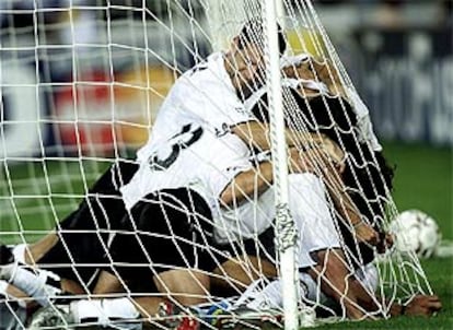 Jugadores del Valencia celebran el gol de Baraja, el segundo del equipo español.