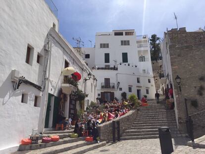 Terraza La Escalinata en la plaza del Sol, en Dalt Vila.