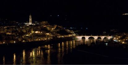 Vista panorámica nocturna del puente de las Donadas.