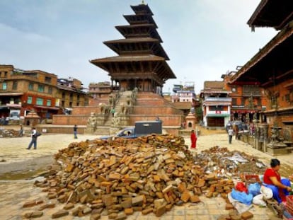 Tres meses despues del terremoto en Nepal. la Plaza Taumadhi en el distrito Bhaktapur.