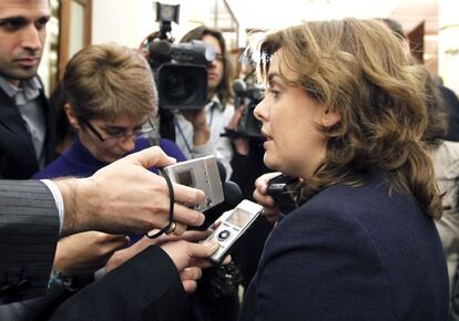 NAC163. MADRID, 14/02/2012.- La vicepresidenta del Gobierno, Soraya Sáenz de Santamaría, realiza hoy declaraciones a los periodistas al término del Pleno del Congreso que ha debatido diversas cuestiones como una iniciativa de UPyD sobre los sueldos de los expresidentes del Gobierno, una proposición no de ley del PNV sobre la elaboración de un nuevo Plan de Derechos Humanos, así como mociones sobre la nueva Ley de estabilidad presupuestaria y sobre la minería del carbón. EFE/Manuel H. de León