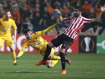 Raúl García derriba a Sotiriou en un instante del partido.