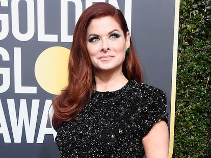 Debra Messing en la alfombra roja de los Globos de Oro 2018.