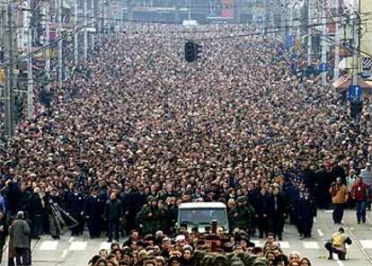 Cientos de miles de personas acompañaban ayer el féretro del primer ministro serbio, Zoran Djindjic.