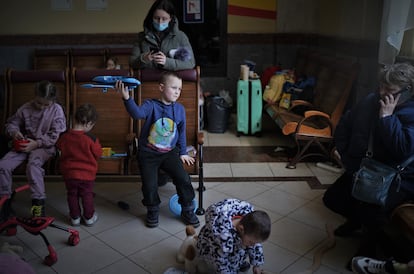 Un niño jugaba el jueves con un avión de juguete en la estación de trenes de Lviv, en el oeste de Ucrania