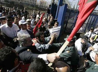 Ciudadanos marroquíes protestan en la frontera de Melilla contra la visita de los reyes de España.