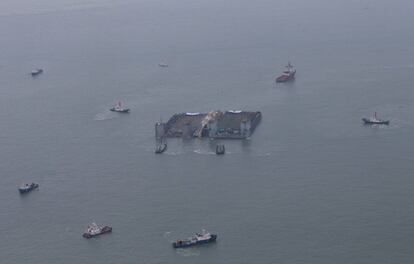 Vista aérea de los trabajos de remolque del ferri Sewol tras ser reflotado junto a la costa de Jindo (Corea del Sur).