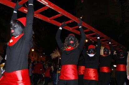 Alcoy's black Christmas 'pajes' (pages) prepare to deliver presents.