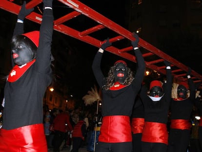 Alcoy's black Christmas 'pajes' (pages) prepare to deliver presents.