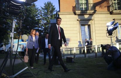 El Presidente del Gobierno, Pedro Sánchez, enseña los jardines de La Moncloa en Madrid.