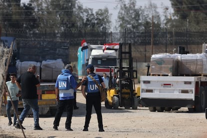 Trabajadores de la ONU observaban este sábado la descarga de los camiones que transportan ayuda humanitaria, llegados a la franja de Gaza desde Egipto a través del paso fronterizo de Rafah. 