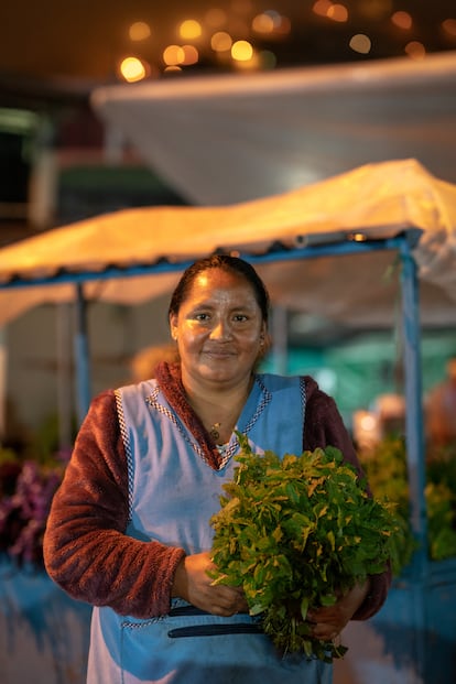 Retrato de Miriam Soria junto a un ramo de toronjil, planta utilizada en infusiones para el dolor de estómago y para saborizar comidas.