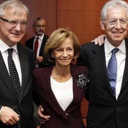 El ministro de Asuntos Monetarios, Olli Rehn; la ministra de Economía Elena Salgado, el primer ministro italiano, Mario Monti y el primer ministro luxemburgués y presidente del Eurogrupo, Jean-Claude Juncker, posan a su llegada a la cumbre del Eurogrupo el día 29 de noviembre de 2011 en Bruselas