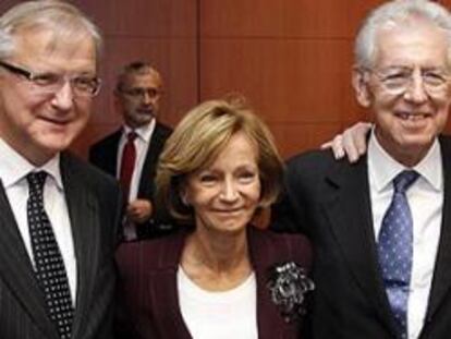 El ministro de Asuntos Monetarios, Olli Rehn; la ministra de Economía Elena Salgado, el primer ministro italiano, Mario Monti y el primer ministro luxemburgués y presidente del Eurogrupo, Jean-Claude Juncker, posan a su llegada a la cumbre del Eurogrupo el día 29 de noviembre de 2011 en Bruselas