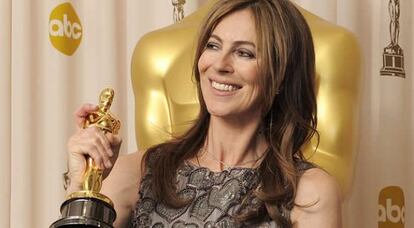 La directora estadounidense Kathryn Bigelow posa para los fotógrafos con su Oscar a la Mejor dirección por su cinta bélica 'En tierra hostil'