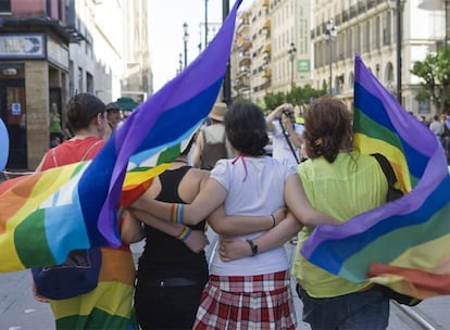 Cuatro chicas marchan cogidas por la cintura en la marcha de ayer.