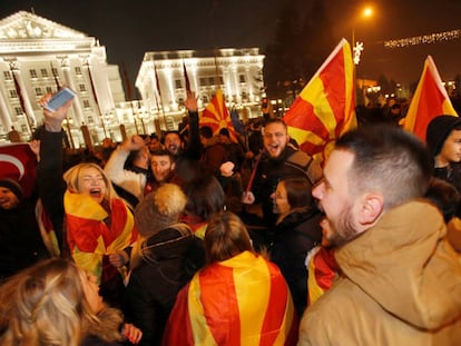 Partidarios de la oposici&oacute;n, durante el escrutinio en Skopje.