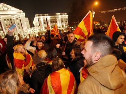 Partidarios de la oposici&oacute;n, durante el escrutinio en Skopje.