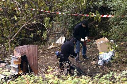 Agentes de la Ertzaintza inspeccionan el lugar del suceso.