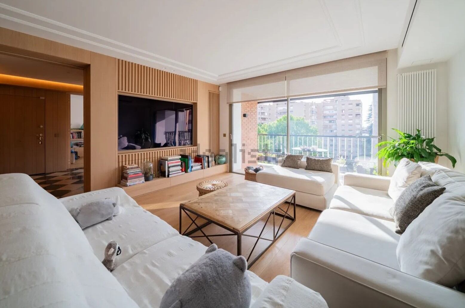 La pareja de Ayuso pone en venta el piso en el que han vivido en Chamberí, comprado tras el presunto fraude fiscal