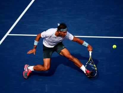 Nadal devuelve una pelota ante Dodig.