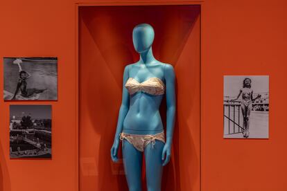 El bikini de Louis Réard, uno de los primeros de la historia, está presente en la muestra.
