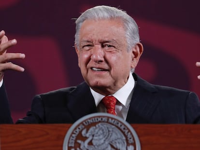 Andrés Manuel López Obrador habla durante su conferencia matutina en el Palacio Nacional, este 22 de abril.