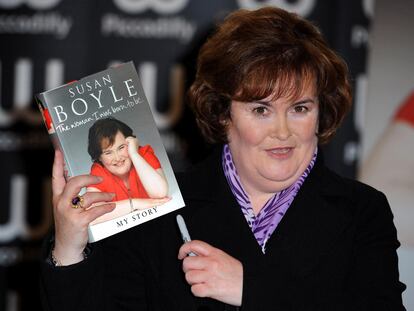 Susan Boyle la cantante escocesa revela en su libro autobiográfico, The woman I was born to be (La mujer que nací para ser), que sufrió maltrato y acoso en su época escolar, pero sobrevivió gracias a la música.