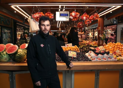 Javier López, empleado de Frutas Mari Carmen, en su puesto en el Mercado de la Paz.