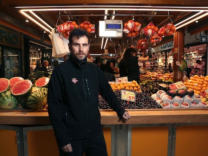 Javier López, empleado de Frutas Mari Carmen, en su puesto en el Mercado de la Paz.