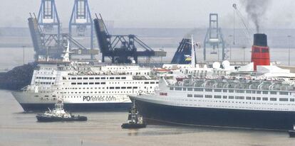 'Pride of Bilbao' junto al Queen Elizabeth II a la entrada del Puerto, en 2006.